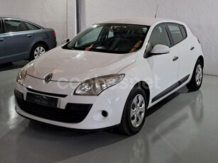 RENAULT Mégane Authentique 1.6 16v 100cv 5p.