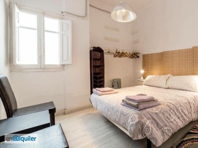 Apartamento de 3 dormitorios con balcón en alquiler en Ruzafa