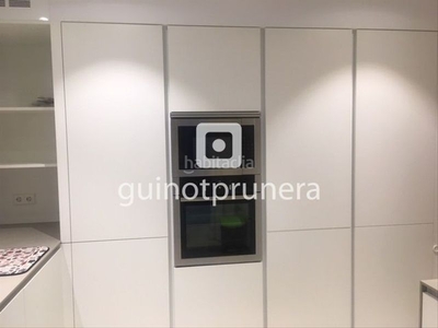 Alquiler piso de 162 m² útiles situado en el centro. amplio salón-comedor con salida a una pequeña terraza, cocina office amueblada, 3 habitaciones (2 suites y 1 doble), 3 baños. en Girona