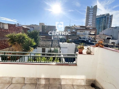 Alquiler piso de tres habitaciones con terraza, patio, trastero y parking privado. en Terrassa