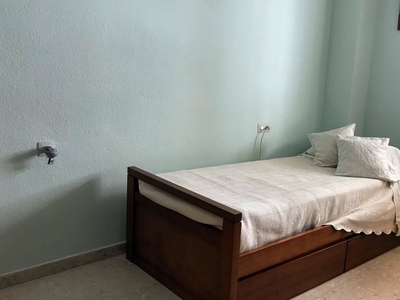 Se alquila habitación en piso de 2 dormitorios en el centro de Málaga