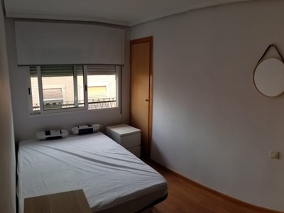 Se alquila habitación en piso de 4 dormitorios en Carolinas, Alicante