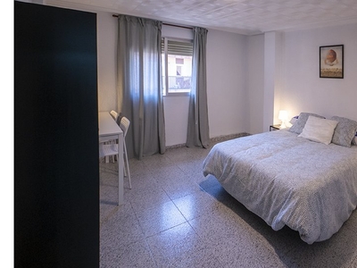 Se alquila habitación en piso de 5 habitaciones en Torrefiel, Valencia