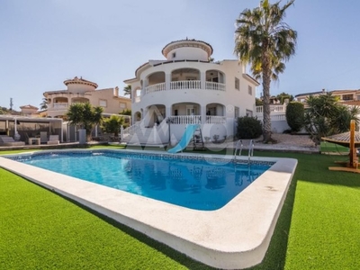 Villa con terreno en venta en la Calle Pablo Picasso' Algorfa