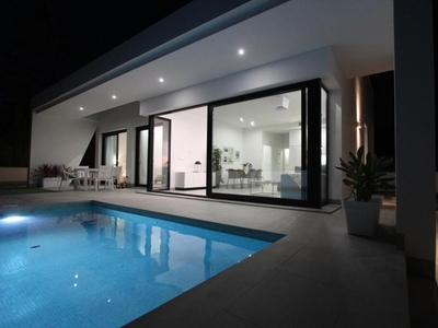 Villa independiente de obra nueva ¡LLAVE EN MANO! con piscina privada en parcela de 300 m2.