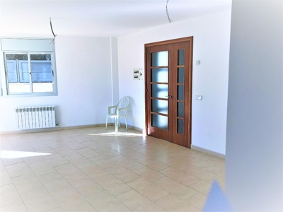 Casa Adosada en venta. Casas obra nueva, 3 habitaciones,estudio abierto, 3 baños, calefacción, alarma, jardín, garaje. Muy buena orientación y situación.