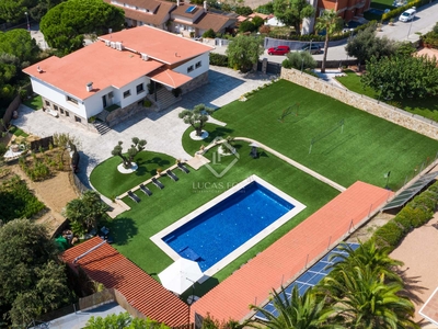 Casa / villa de 600m² con 2,400m² de jardín en alquiler en Mataro