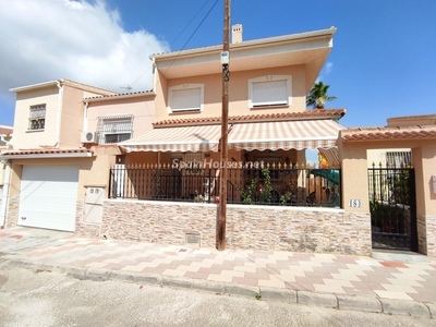 Villa independiente en venta en La Marina, Elche