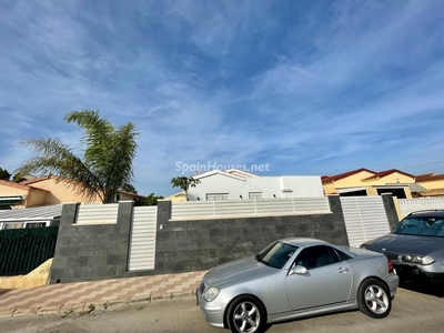 Villa independiente en venta en La Marina, Elche