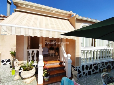 Detached villa for sale in La Marina, Elche