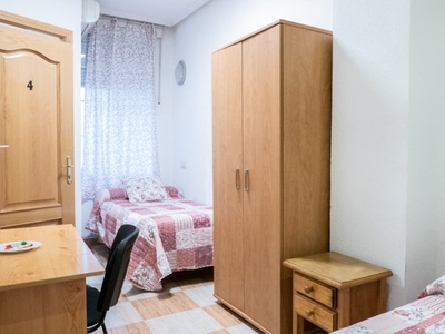 Habitación doble en apartamento de 5 dormitorios en Tetuán, Madrid