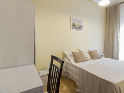 Habitación equipada en apartamento de 5 dormitorios en Salamanca, Madrid