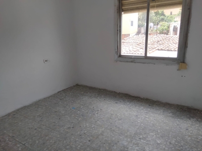 Piso en venta. Inmueble procedente de entidad bancaria Piso a la venta a reformar en el municipio de Montcada i Reixac, provincia de Barcelona.