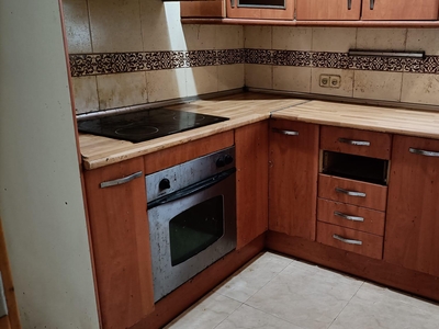 Piso en venta. La vivienda se distribuye en cocina exterior amueblada, salón-comedor, 3 dormitorios y un baño con plato de ducha.