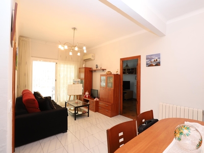 Planta Baja en venta. Junto parque de Les Planes bonito piso con estupenda terraza , todo en perfecto estado, calefacción, aire acondicionado.