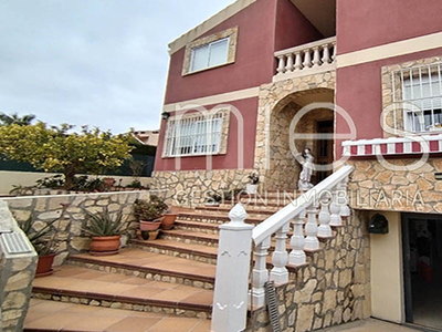 Venta de casa con piscina y terraza en Monserrat