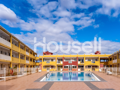 Venta de piso con piscina y terraza en La Oliva