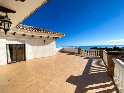 Villa for sale in Benalmádena