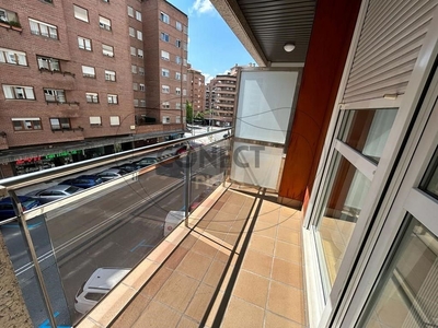 Alquiler de piso en calle De Irunlarrea de 3 habitaciones con terraza y garaje