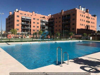 Alquiler de piso en calle Graciano de 3 habitaciones con terraza y piscina