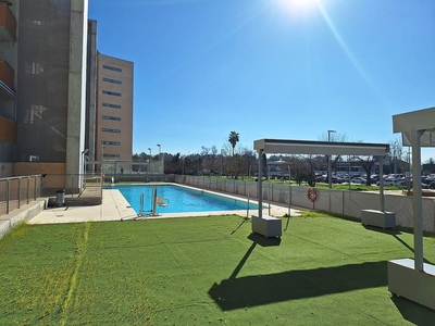 Alquiler de piso en Tablada de 3 habitaciones con terraza y piscina