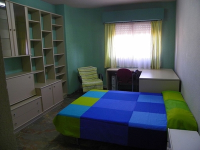 Piso en alquiler en Pajaritos - Plaza de Toros de 4 habitaciones con muebles y balcón