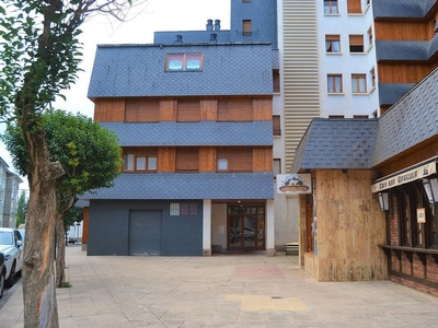 Venta de piso en Jaca de 3 habitaciones con terraza y garaje