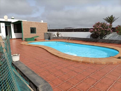 Venta de casa con piscina en Tías
