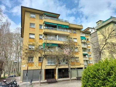Venta Piso Girona. Piso de tres habitaciones en Calle Maria Auxiliadora. A reformar tercera planta con balcón