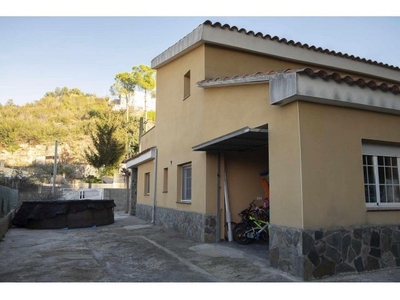 Se vende casa aislada con patio/jardín en la Urbanización Can Ros-Cabrera dAnoia (BCN)