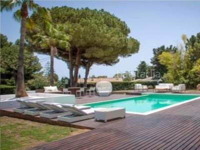 Chalet con 4 habitaciones amueblado con parking, piscina, calefacción, aire acondicionado y vistas al mar en Marbella