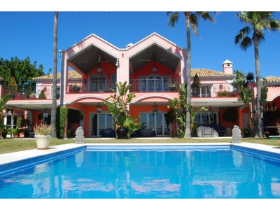 Venta de casa con piscina y terraza en Estepona, Guadalmina Baja