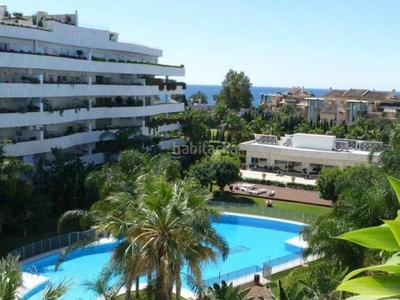 Alquiler apartamento con 2 habitaciones amueblado con ascensor, parking, piscina, aire acondicionado y vistas al mar en Marbella
