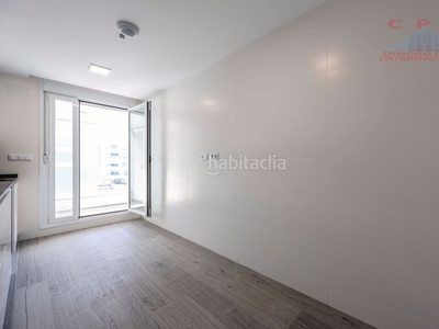 Alquiler piso exclusivo piso sin amueblar de 130 m2, 3 habitaciones y terraza, situado en urbanización cerrada. en Madrid