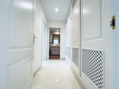 Apartamento con 2 habitaciones con ascensor, parking, piscina y aire acondicionado en Marbella