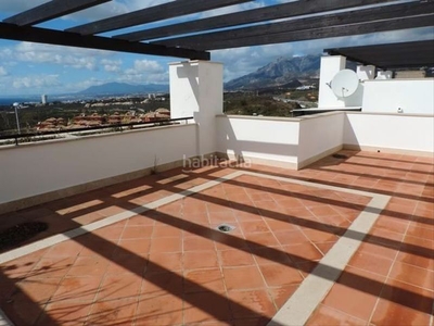 Ático con 3 habitaciones con parking, aire acondicionado, vistas al mar y vistas a la montaña en Marbella