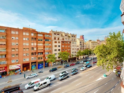 Piso amplio y luminoso. en Font de la Guatlla Barcelona