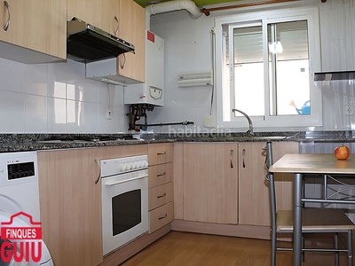 Piso este amplio y luminoso piso con parking incluido en el precio de tres habitaciones y dos baños se encuentra en el barrio de balafia . la vivienda cuenta con todas las comodidades para disfrutar de una vida confortable y tranquila. construido 2003 en Lleida