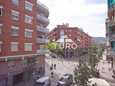 Piso esquinero de 77m² , totalmente exterior, con dos balcones y mucha luz en todas sus estancias. consta de 4 habitaciones, lavadero, baño y cocina office. en Barcelona
