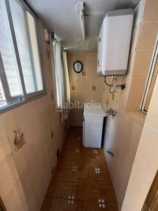 Piso luminosa vivienda en la zona de hellin, piso de tres habitaciones. en Madrid