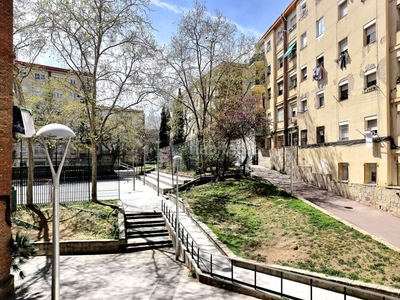 Piso totalmente reformado, con ascensor y balcón en Barcelona