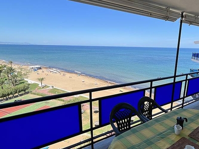 Ático de 3 dormitorios en primera línea de playa con las mejores vistas al mar..