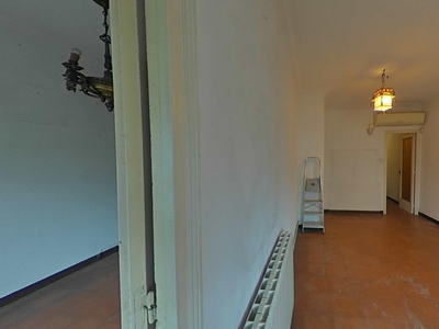 Piso en venta. Gran piso de 4 habitaciones (3 dobles), salón, cocina y baño, situado en magnífica zona junto plaça Maragall.