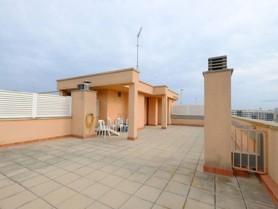 Alquiler Ático en Frederic Mompou Tarragona. Buen estado plaza de aparcamiento con balcón