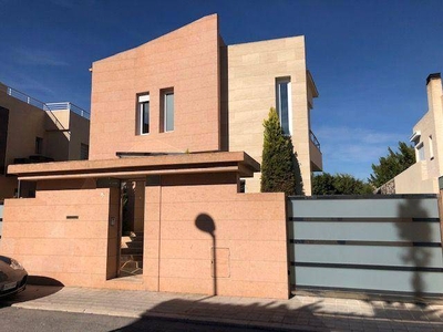Alquiler Casa adosada en Calle Enric Valor Alicante - Alacant. Plaza de aparcamiento con terraza 450 m²