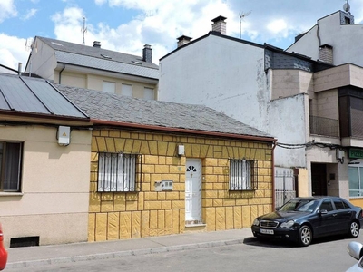 Alquiler Casa adosada en Calle Pintor Mondravilla s/n Ponferrada. Buen estado calefacción individual 70 m²