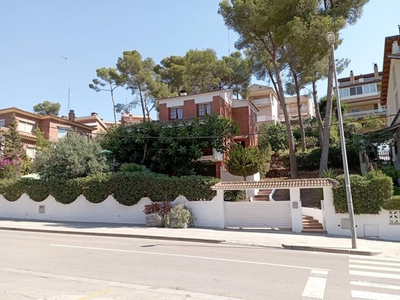 Alquiler Casa adosada en Carrer del Castanyer Castelldefels. Con terraza 170 m²