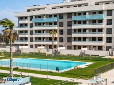 Alquiler de Apartamento 2 dormitorios, 2 baños, 1 garajes, Buen estado, en Benalmádena, Málaga