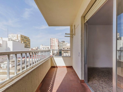 Alquiler Piso Almería. Piso de cuatro habitaciones en GarcÍa Alix 7. Quinta planta con terraza
