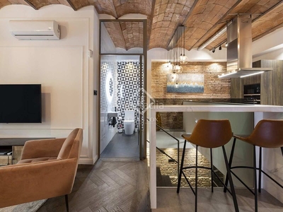 Alquiler piso de 2 dormitorios reformado con estilo y totalmente amueblado en edificio modernista en el barrio de sagrada familia en Barcelona